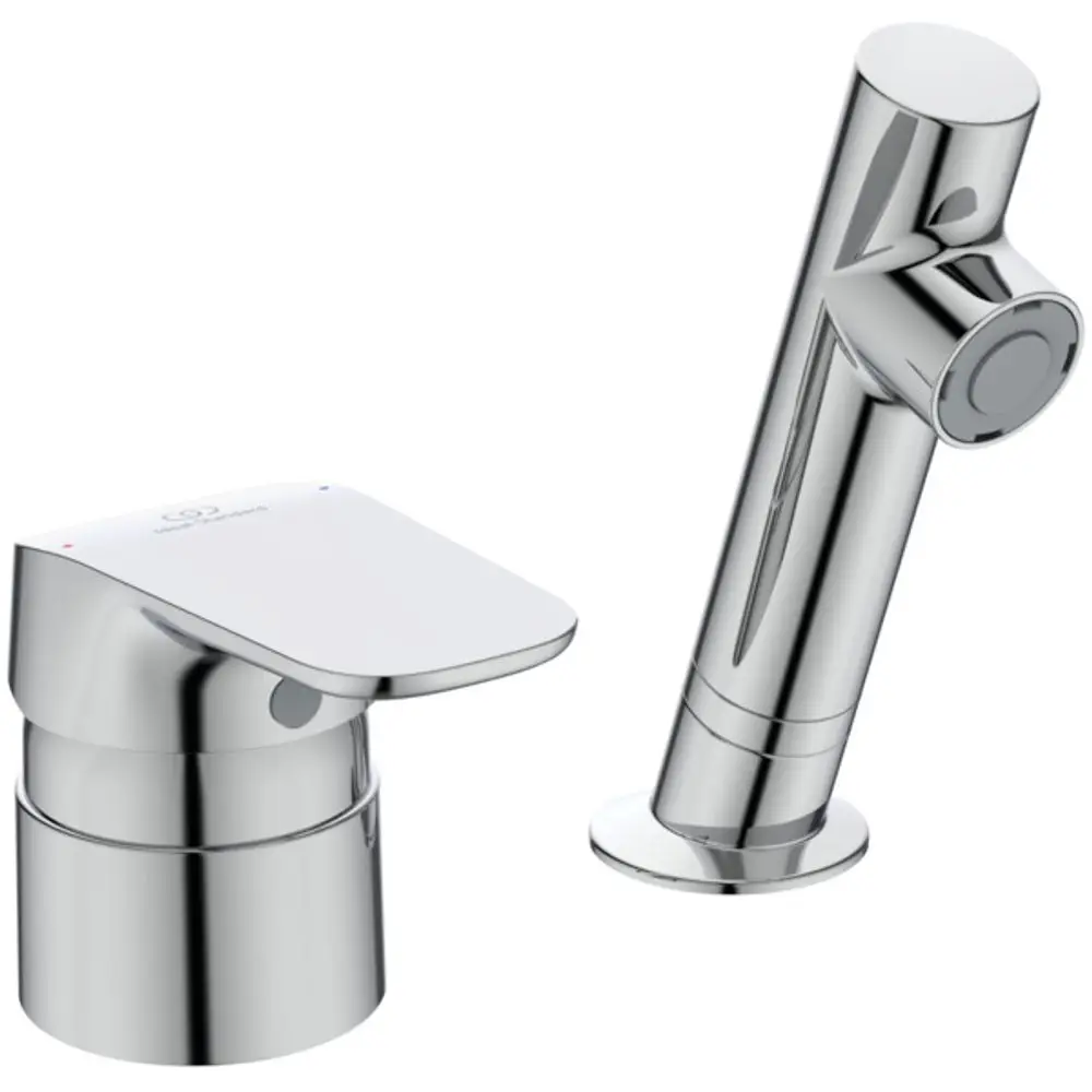 Chromfarbene Armatur mit einem Hebel und einem Auslauf, designed von Ideal Standard, zur Verwendung in Friseursalons.